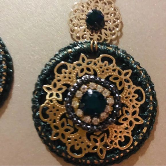 Art of thread, hand made earrings. Dark Green color with gold accents - Picture 5 of 6